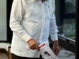 El presidente cubano Raul Castro, votando, por el nuevo Comite Central del Partido Comunista de Cuba