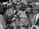 4 de abril. Fidel carga a las ninas Donna Friedman y Lisa Langer en el Zoologico del Bronx. Foto: Revolución.