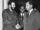 19 de abril. Fidel saluda al vicepresidente Richard Nixon, en un salón del Capitolio. Foto: Revolución
