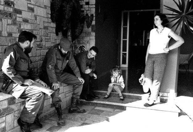De izquierda a derecha: Manuel Pineiro, Fidel Castro, Raúl Castro, una niña sin identificar y Vilma Espín en La Habana, Cuba. Foto: Prensa Latina