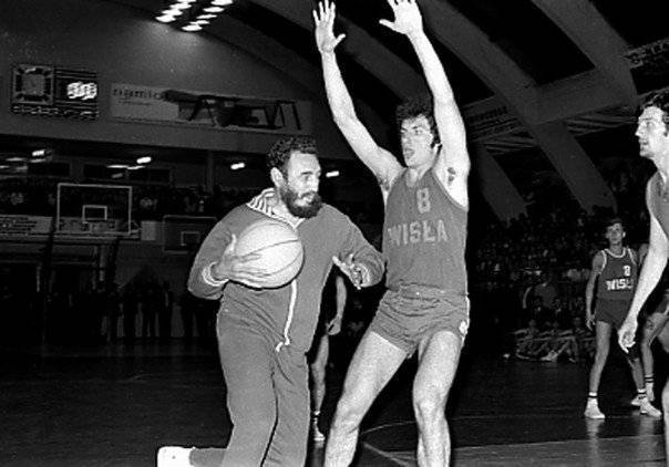 Fidel Castro juega al baloncesto con un estudiante universitario en Cracovia (Polonia) en junio de 1972. Foto: Prensa Latina