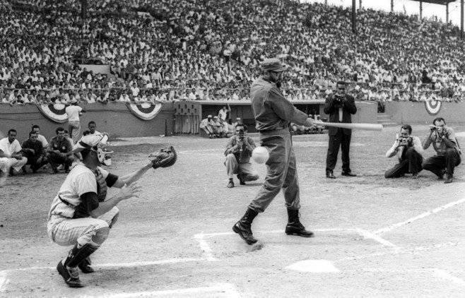Fidel Castro batea durante el partido de inauguración del campeonato de béisbol de aficionados en La Habana en el año 1963. Foto: Prensa Latina