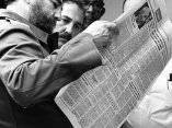Fidel Castro leyendo El Periódico Granma, 20 de mayo de 1981