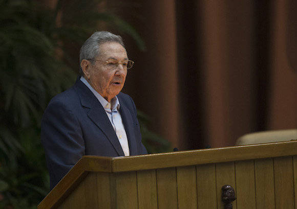 Raúl anunció que el 2 de diciembre próximo se realizará una Revista militar dedicada a Fidel.