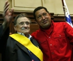 Presidente Hugo Chávez y el poeta Mario Benedetti despues de ser condecorado con la orden Francisco de Miranda durante una ceremonia en la Universidad de Montevideo, Uruguay el 18 de diciembre de 2007 (Foto: ABN)
