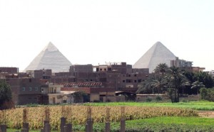 Una hiperurbanizacin asfixia a la mayor metrpoli rabe y africana, a punto de rodear a las mismsimas pirmides de Giza, a unos 20 km al suroeste de El Cairo.