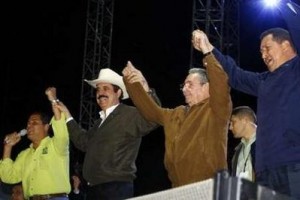 Celebración en el Estadio Atahualpa: Rafael Correa, Manuel Zelaya, Raúl Castro y Hugo Chávez. (Foto: Reuters)