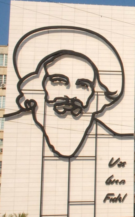 La silueta del rostro de Camilo, de barba y sombrero, fue montada en la  fachada del Ministerio de Informática y Comunicaciones, a 100 metros del  Ministerio del Interior, donde está desde 1993 la del Che. Foto: AIN.