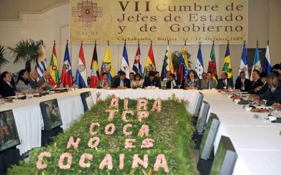 El presidente boliviano, Evo Morales (C), encabeza la VII Cumbre de la Alianza Bolivariana para los pueblos de Nuestra América (ALBA),junto con los jefes de Estado y representantes de numerosos países de América Latina, en Cochabamba, Bolivia, el 16 de octubre 2009. La cumbre esta destinada a fortalecer los lazos comerciales entre sus miembros, así como analizar la situación en Honduras y el uso de bases militares en Colombia por los EE.UU. AIN FOTO/AFP