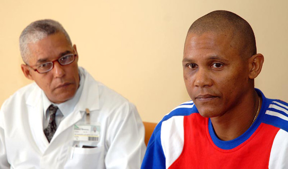 Norge Luis Vera junto al doctor Raymundo Luis Hernández Pérez, jefe del equipo médico que lo operó. Foto: Calixto N. Llanes
