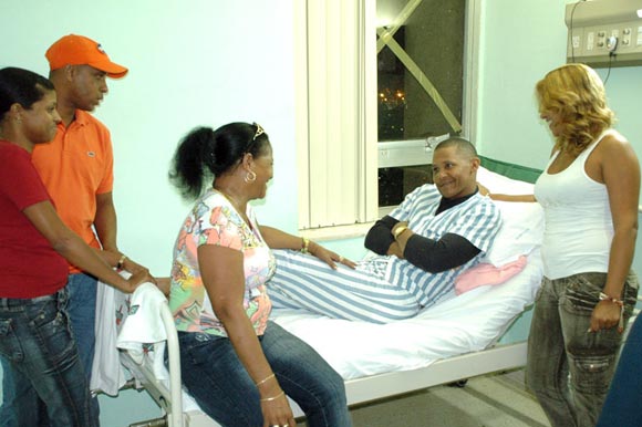 Norge Luis Vera junto a familiares en el Hospital Hermanos Amaijeiras