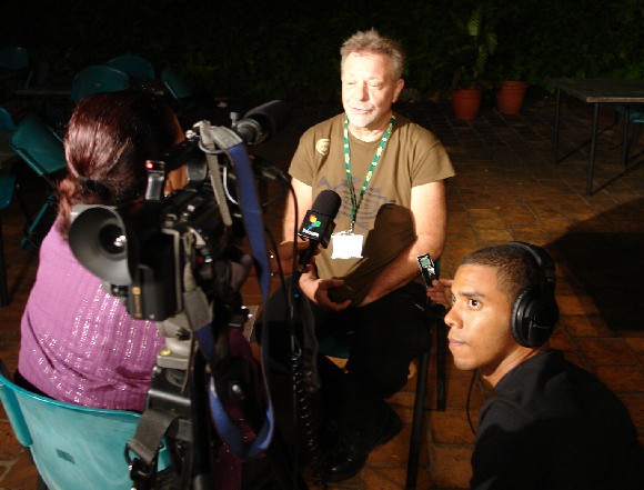 Arleen Rodríguez entrevista a León Gieco. A su lado, Navarro, el camarógrafo de Telesur en La Habana.