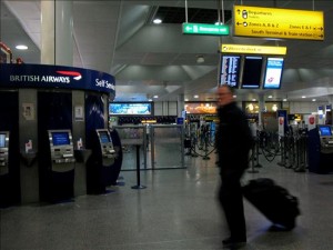 Imagen de la Terminal Norte del Aeropuerto de Gatwick en Londres, el domingo 27 de diciembre de 2009. Las medidas de seguridad se han incrementado y han producido ciertos retrasos en los aeropuertos británicos después de que el nigeriano Umar Farouk Abdulmutallab intentase destruir un avión de Northwest que estaba a punto de aterrizar en Detroit e introdujese un artefacto explosivo en su interior. Fot EFE / JONATHAN BRADY.