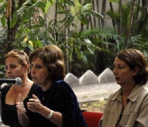 Olga Salanueva (centro), esposa de Rene González hace uso de la palabra durante un conversatorio con miembros norteamericanos del grupo de intercambio humanitario Global Exchange, en la sede del instituto Cubano de Amistad con los Pueblos (ICAP), en La Habana, Cuba el 29 de diciembre de 2009. AIN FOTO/Abel ERNESTO 