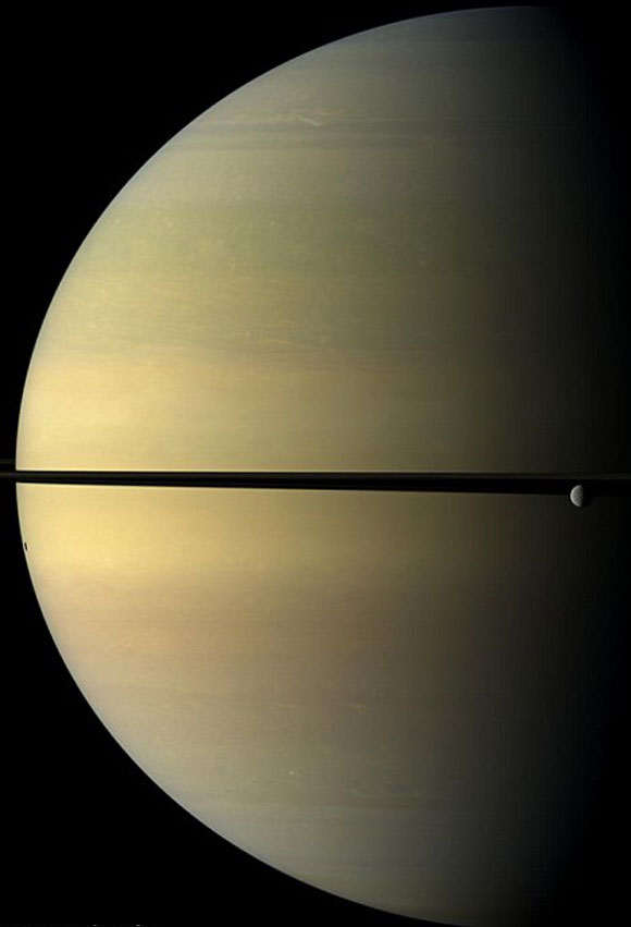 Una vista de color natural de Saturno y su luna helada Rea. Fotos AFP