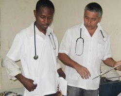 Médicos cubanos y haitianos trabajan juntos en hospitales de campaña