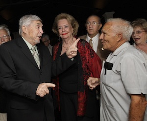 Luis Posada Carriles, libre en Miami, asiste a una reunión de grupos extremistas el 2 de mayo de 2008. (Foto: Donna E. Natale Planas/Herald)