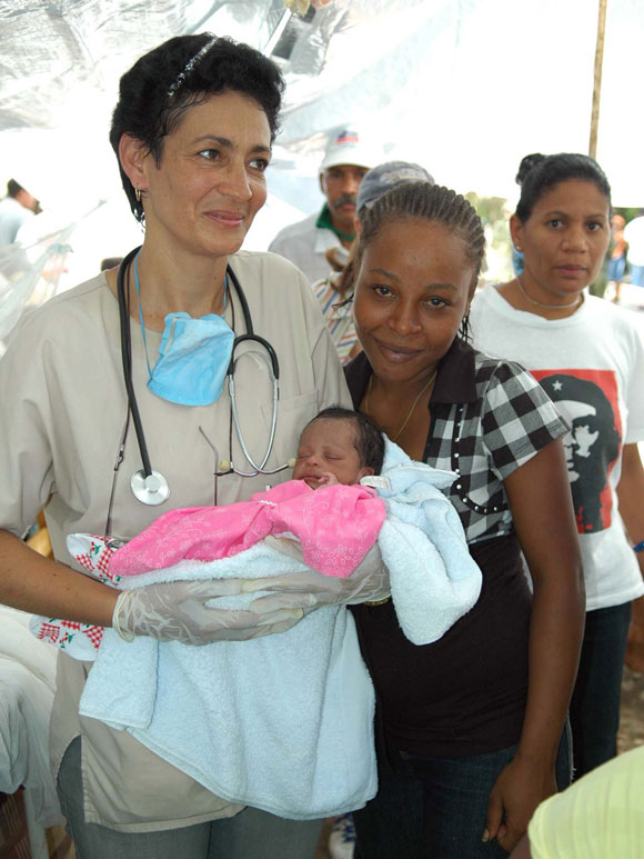 La pedriata cubana Silda del Toro, de Guantánamo, carga a la niña Elizabhet quien cumpliera 15   días de nacida el día del terremoto y quedó atrapada bajo los escombros. Un grupo de rescatistas   colombianos la rescataron 8 días después y la llevaron al hospital donde fue atendida por la   especialista que le salvó la vida. A su lado la madre de la niña. AIN Foto: Juvenal BALAN /Periódico Granma /Enviado Especial
