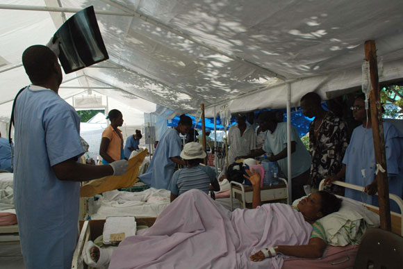 Médicos cubanos en el hospital Saint Michel Jacmel, del departamento Sudeste en Haití, montando un hospital cubano de campaña recien llegado de Cuba. AIN Foto: Juvenal BALAN /Periódico Granma /Enviado Especial