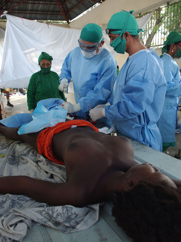 Los médicos asisten a los pacientes con secuelas del terremoto del pasado 12 de enero en Puerto   Principe, Haití. Centre Hospitalier Renaissance, el 16 de enero de 2010. AIN Foto: Juvenal BALAN /Periódico Granma /Enviado Especial