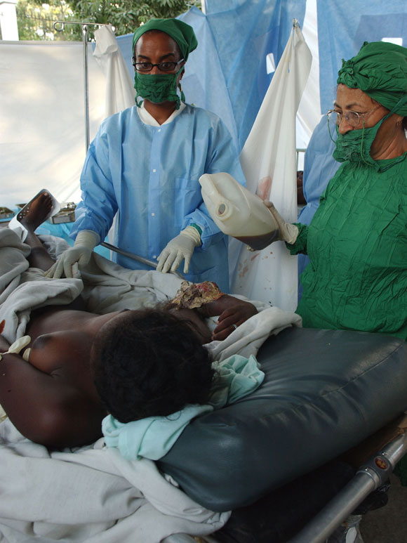 Los médicos asisten a los pacientes con secuelas del terremoto del pasado 12 de enero en Puerto   Principe, Haití. Centre Hospitalier Renaissance. AIN Foto: Juvenal BALAN /Periódico Granma /Enviado Especial