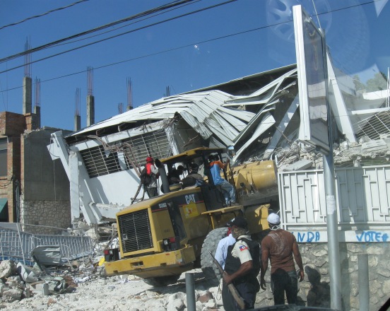 Equipamiento pesado, usado para la limpieza de escombros, en Haití, a tres semanas del terremoto, el 1 de febrero de 2010. AIN  FOTO/Armando PEÑA GUERRA