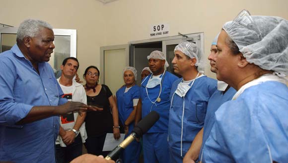 Esteban Lazo (I), miembro del Buró Político, conversa con médicos cubanos durante una visita de trabajo a Haití el 8 de febrero de 2010. AIN Foto: Juvenal Balan Neyra