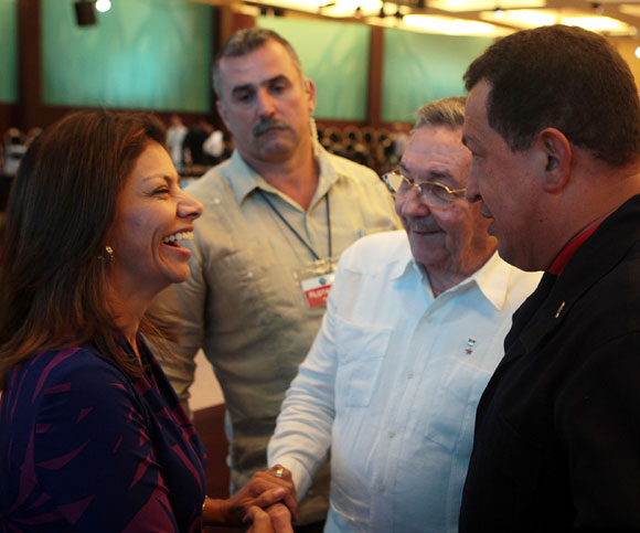 Los presidentes Hugo Chávez y Raúl Castro, saludaron este martes a la presidenta electa de Costa Rica, Laura Chinchilla.