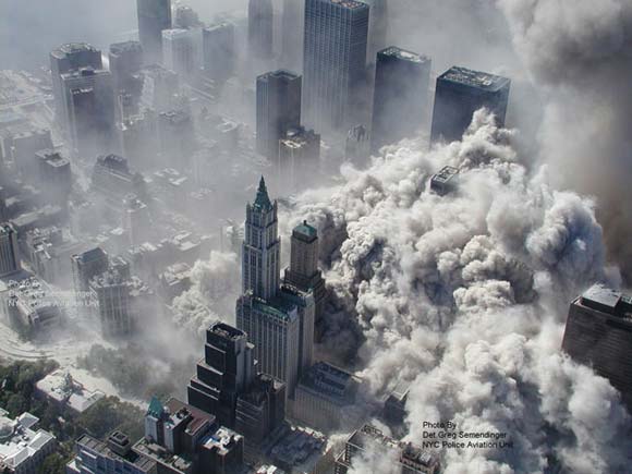 Impactantes imágenes inéditas que muestran el drástico momento del desplome de las torres gemelas de Nueva York. AP / (AP Fhoto/DPNY, via ABC News, Det. Greg Semendinger) 