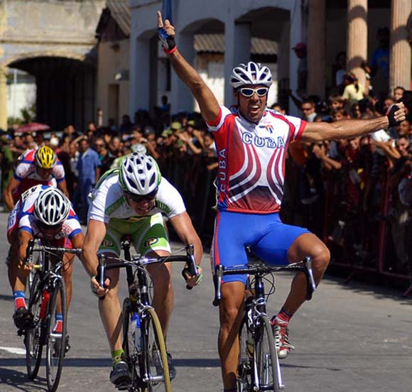 Vueltas Ciclísticas a Cuba. Recorrido entre Santiago de Cuba y Manzanillo. Pedro Pablo gana el circuito.