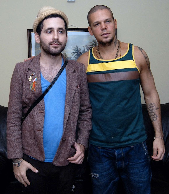Eduardo Cabra (Visitante) y René Pérez (Residente), de Calle 13, tras su llegada a La Habana. Foto: Raúl Pupo.