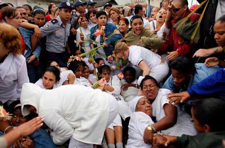 La policía cubana cuidando la integridad de las "Damas".