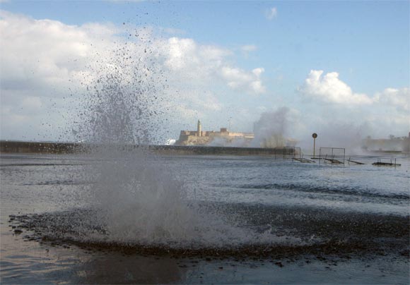 Penetración del mar en el Malecón de La Habana, Cuba, el 3 de marzo  de 2010. El Centro de Pronósticos, del Instituto de Meteorología de  Cuba, anunció que estas inundaciones en la costa norte occidental de  Cuba obedecen al paso de un frente frío. AIN Foto: Sergio Abel REYES  REINOSO