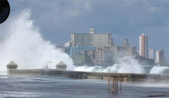 Penetración del mar en el Malecón de La Habana, Cuba, el 3 de marzo de 2010. 