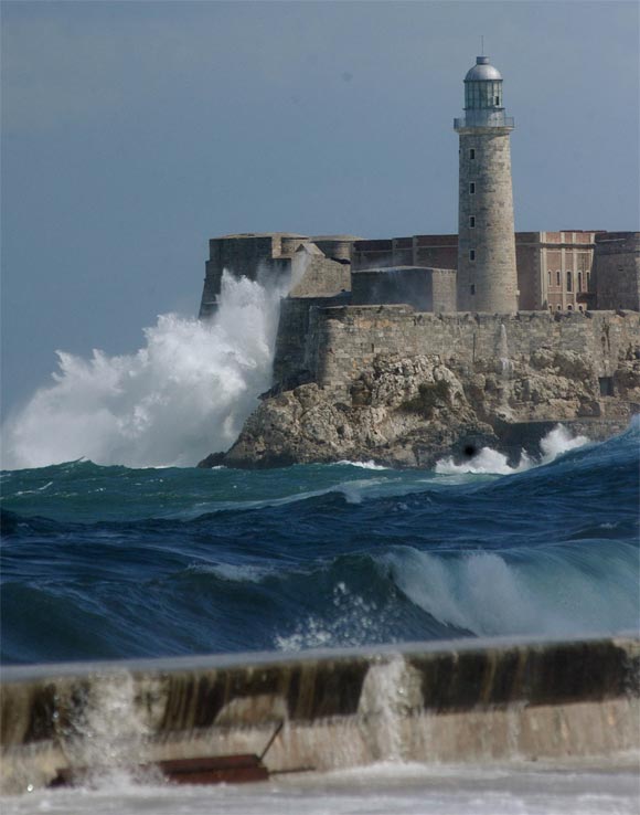 Farola del Morro de La Habana golpeada por las olas de las marejadas que provocaron penetraciones del mar en el Malecón de La Habana, Cuba, el 3 de marzo de 2010.