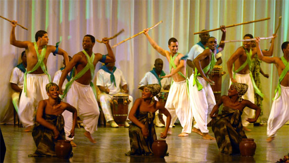 Actuación del Conjunto Folklórico Nacional de Cuba interpretando "Estampas africanas", en el acto político por el Aniversario XX de la República de Namibia, en la Sala Universal de las Fuerzas Armadas Revolucionarias (FAR), en Ciudad de La Habana, el 19 de marzo de 2010. AIN Foto: Marcelino VAZQUEZ HERNANDEZ