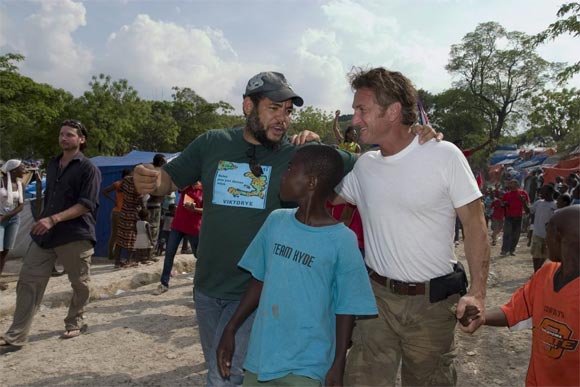 Sean Penn (D) visita a la Brigada Artística Cubana Marta Machado que coordina el artista de la plástica Kcho (I). Foto: Brigada Marta Machado