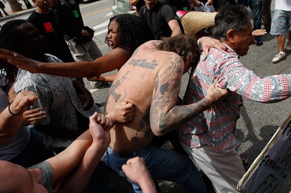 Manifestación neonazi en Los Ángeles terminó en una trifulca. Foto: AFP