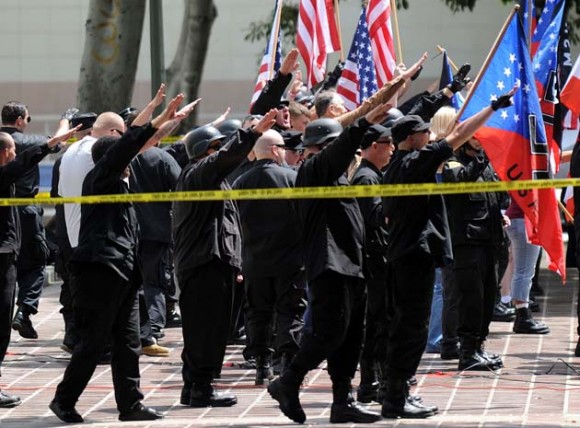 Manifestación neonazi en Los Ángeles terminó en una trifulca. Foto: AFP