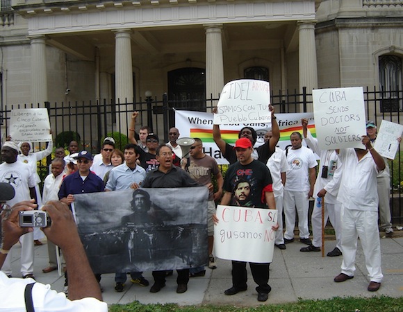 Manifestación frente a la representación cubana en Washington