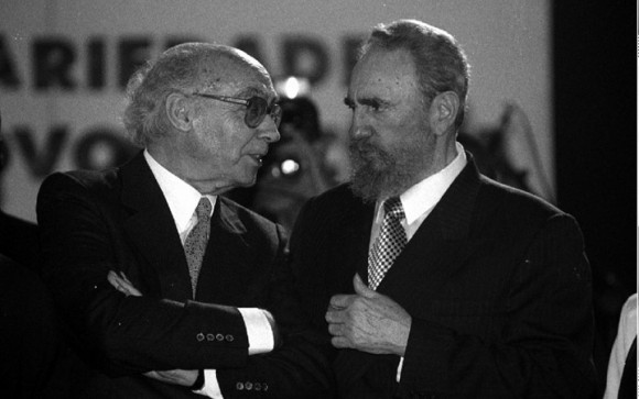 Saramago y Fidel en acto de apoyo a Cuba en Oporto, Portugal, en  octubre de 1998
