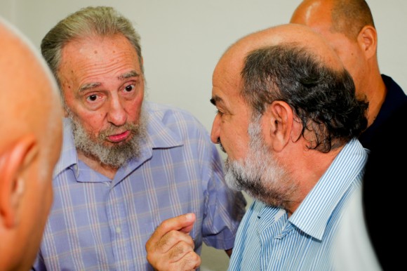 Fidel en el Centro de Estudios de la Economía Mundial. Foto: Alex 
Castro
