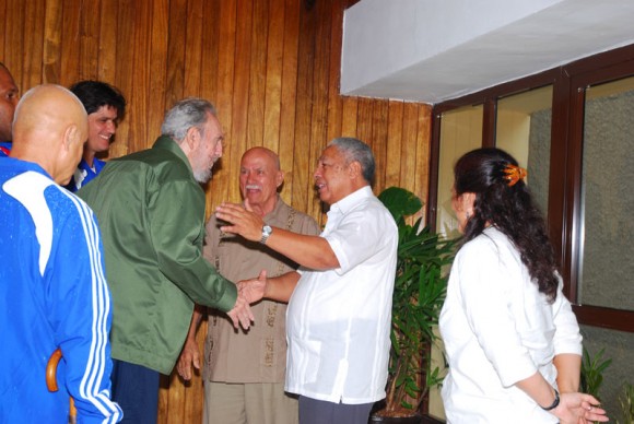 Fidel saluda a los combatientes revolucionarios Ramón Pez Ferro y Gelasio Fernández. Foto: Estudios Revolución