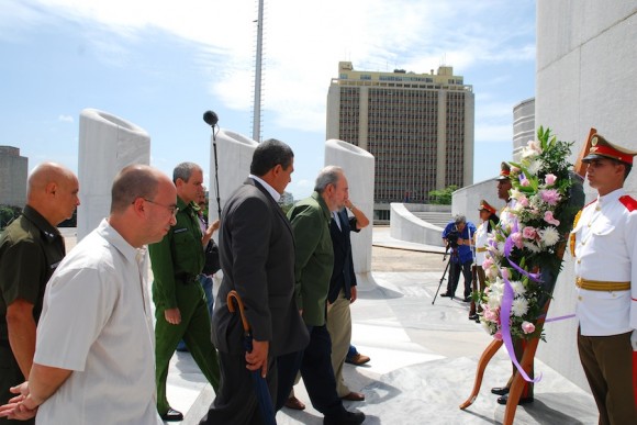 Fidel rinde homenaje a José Martí. Foto: Estudio Revolución