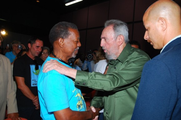 Fidel saluda a Lucius Walker, lder de los Pastores por la paz. Foto: Estudios Revolucin