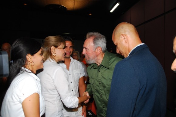 Fidel saluda a familiares del Comandante Juan Almeida. Foto: Estudios Revolucin