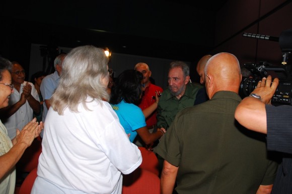 Fidel saluda a Sara Gonzlez y a Vicente Feli. Foto: Estudios Revolucin