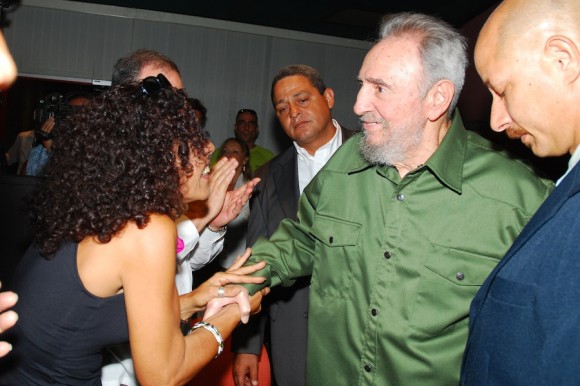 Fidel saluda a Marina Menndez, subdirectora de Juventud Rebelde. Foto: Estudios Revolucin