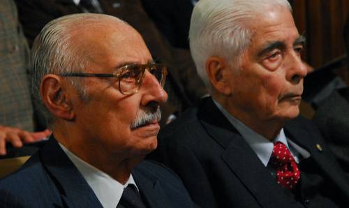 Rafael Videla y Benjamín Menéndez, al comparecer ayer ante el juez. Foto Ap