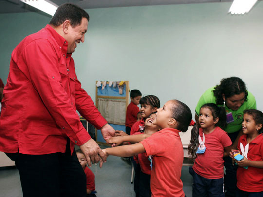 El presidente Hugo Chávez comparte con un grupo de niños venezolanos